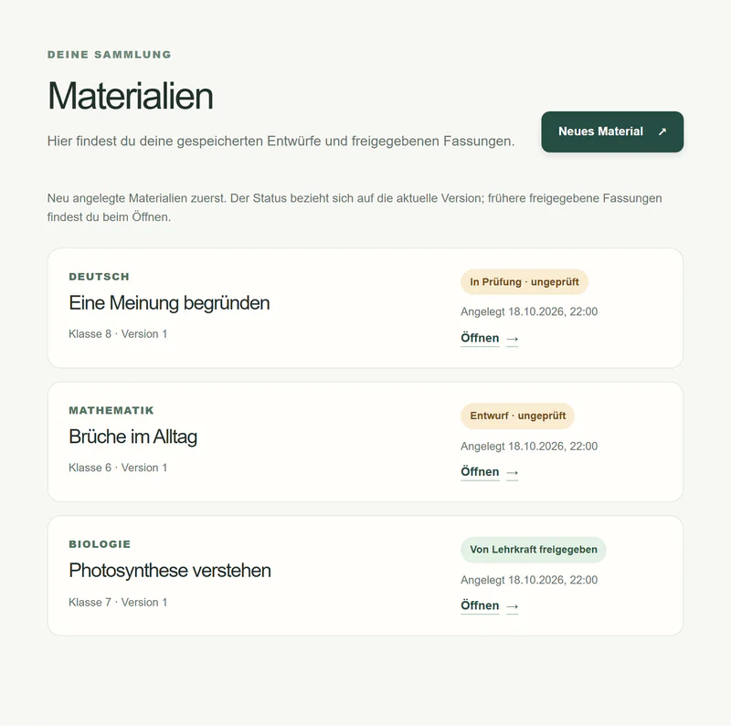 Prototyp: Materialbibliothek mit drei Beispielmaterialien in Deutsch, Mathematik und Biologie, jeweils mit Status wie „In Prüfung · ungeprüft“, „Entwurf · ungeprüft“ oder „Von Lehrkraft freigegeben“.