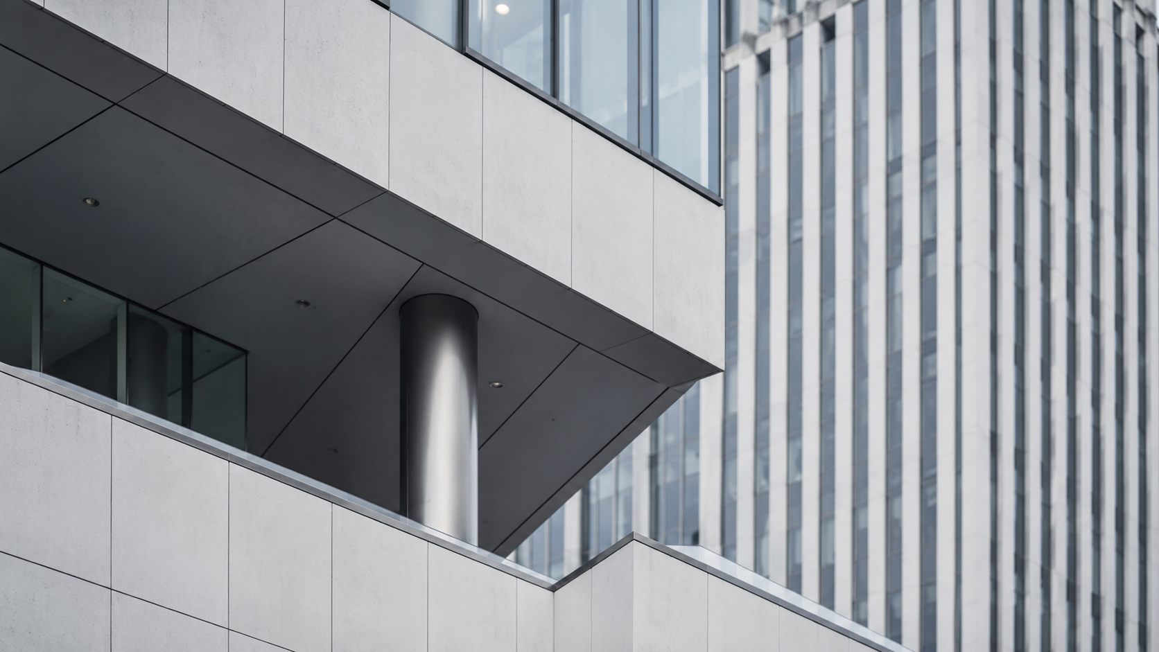 Moderne Gebäudefassade mit klaren Linien und präziser Geometrie